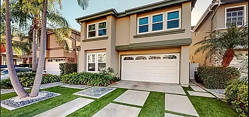 Contemporary front landscape with geometric hardscape — Long Beach, CA